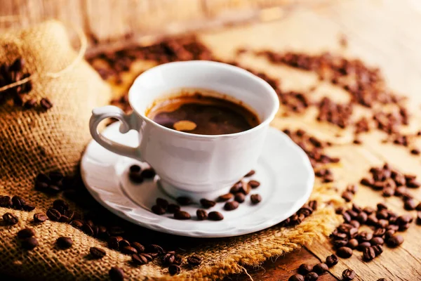 Großaufnahme Von Kaffeetasse Und Kaffeebohnen Mit Vintage Pralinen Auf Rustikalem — Stockfoto
