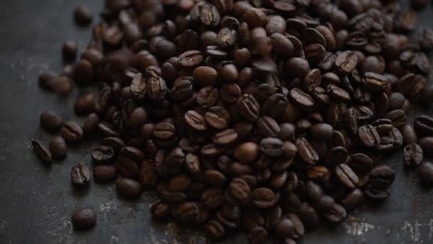 Κόκκοι Καφέ Ρουστίκ Μαύρο Φόντο Από Πάνω — Αρχείο Βίντεο