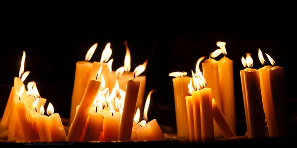 Luz Vela Religiosa Fundo Preto Chama Luz Velas Amarela Igreja — Fotografia de Stock