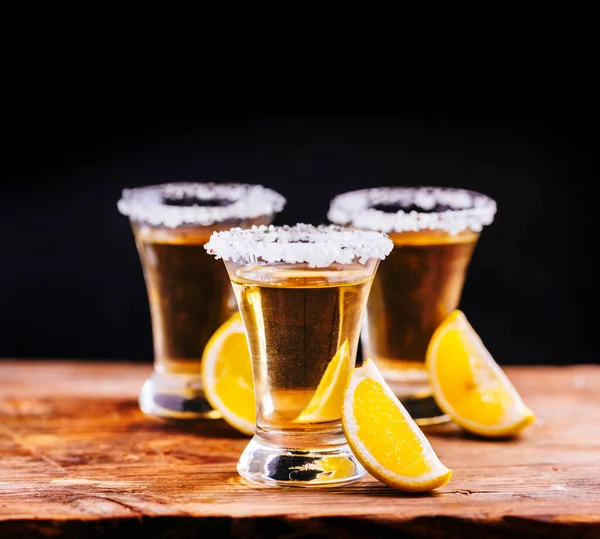 Bicchieri Tequila Messicana Con Fette Limone Sale Tavolo Legno Con — Foto Stock