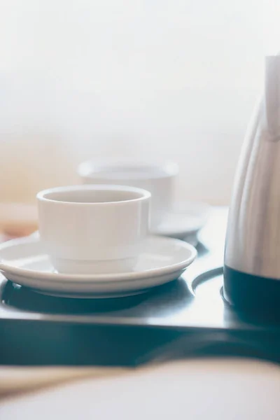 Πρωινό Πρωί Μαύρο Καφέ Στην Κρεβατοκάμαρα Δύο Φλιτζάνια Καφέ Στο — Φωτογραφία Αρχείου