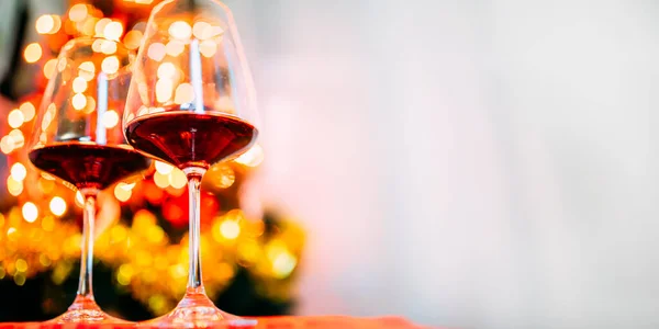 Noel Ağacı Işıklarının Önünde Iki Kadeh Kırmızı Şarap Bokeh Yeni — Stok fotoğraf
