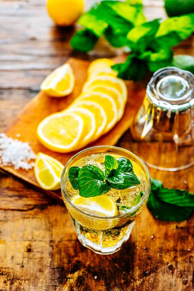 Horní Pohled Mojito Nápoje Ingredience Vinobraní Dřevěný Stůl Mentolové Cukrové — Stock fotografie