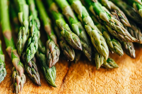 Närbild Färsk Grön Sparris Vintage Träbord Matlagning Vegetarisk Mat Med — Stockfoto