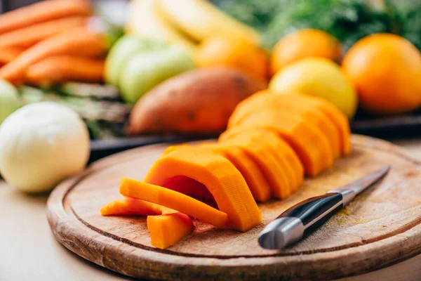 Butternut Squash Måltid Beredning Trä Köksbord Matlagning Till Traditionell Tacksägelsemiddag — Stockfoto