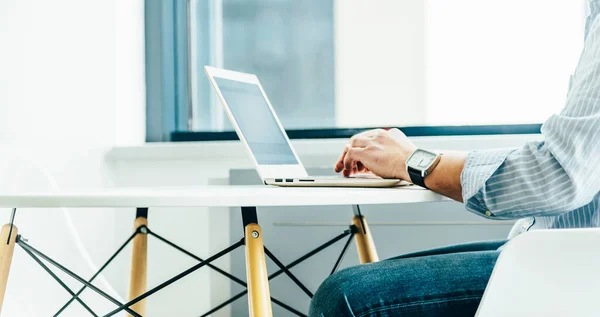 Hombre Que Trabaja Ordenador Portátil Lugar Trabajo Moderno Brillante Oficina —  Fotos de Stock