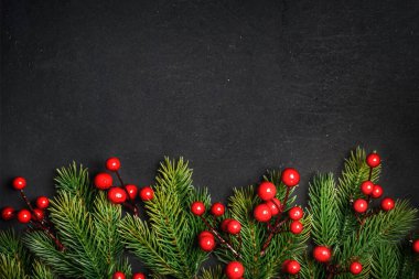 Noel arkaplan sınırı, Noel ağacı dekoru ve klasik karanlık masa. Üst Manzara. Kış tatili tebrik kartı tasarımı. Mutlu yeni yıl bayrağı.