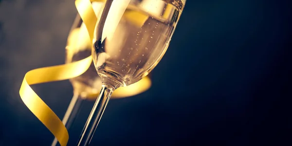 Dvě Sklenice Šampaňského Zlatou Stuhou Tmavém Pozadí Kopírovacím Prostorem Luxusní — Stock fotografie