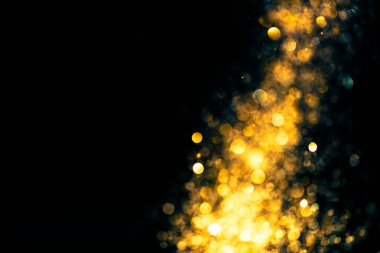 Siyah arka planda altın parıltısı yıldız tozu izi. Noel altın kıvılcımları ile uzay sınırı. Lüks yeni yıl partisi Bokeh sıçrama tasarımı.