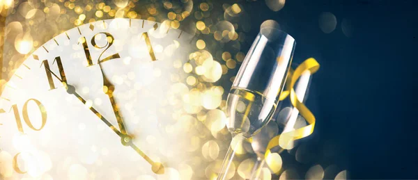 Nytt Kväll Firande Med Champagne Flöjter Och Midnatt Nedräkning Gyllene — Stockfoto