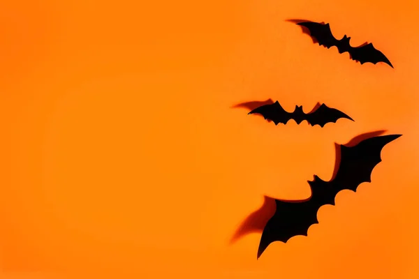 Fondo Halloween Plano Laico Murciélagos Aterradores Sobre Fondo Papel Naranja — Foto de Stock