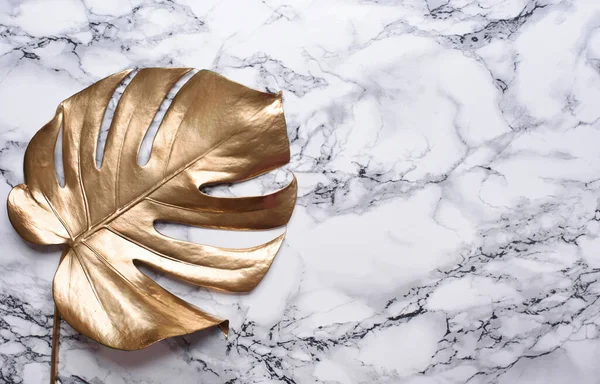 Gouden Monstera Blad Luxe Marmeren Achtergrond Schoon Minimaal Vlak Ontwerp — Stockfoto