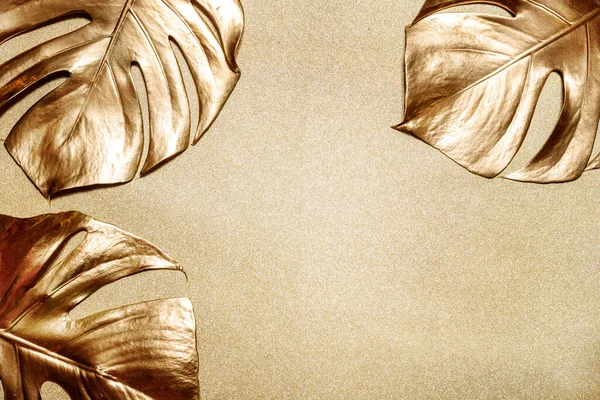 Goldenes Monsterblatt Auf Glänzendem Glitzerndem Hintergrund Saubere Minimale Flache Verlegekonstruktion — Stockfoto