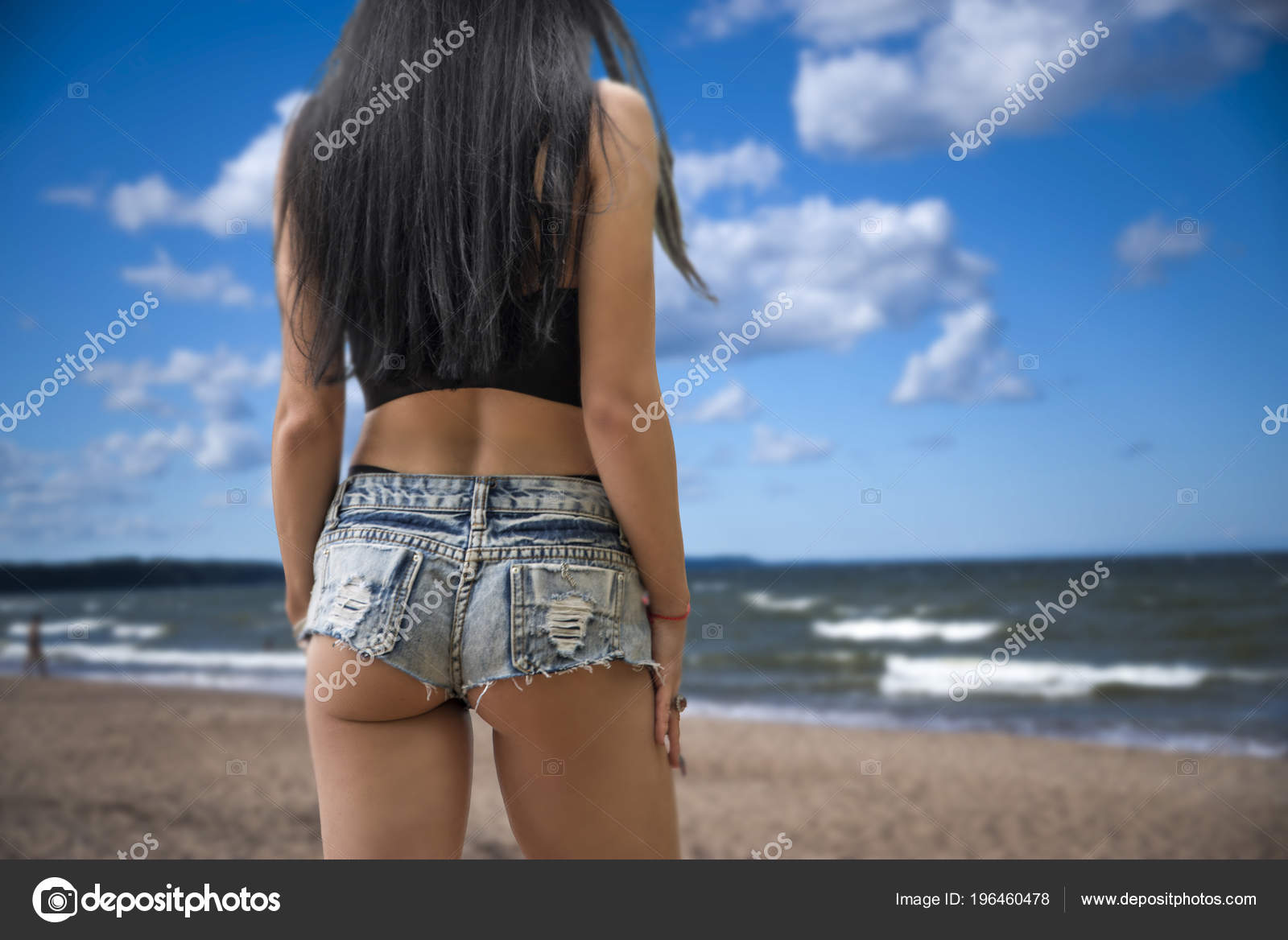 foto-kak-zhenshina-seksualno-snimayut-shorti-smotret-porno-devushki-konchayut-v-podezde