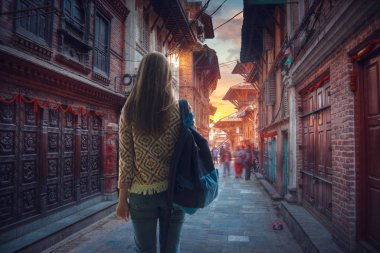 Kız turist Kathmandu şehirde bir sırt çantası ile.