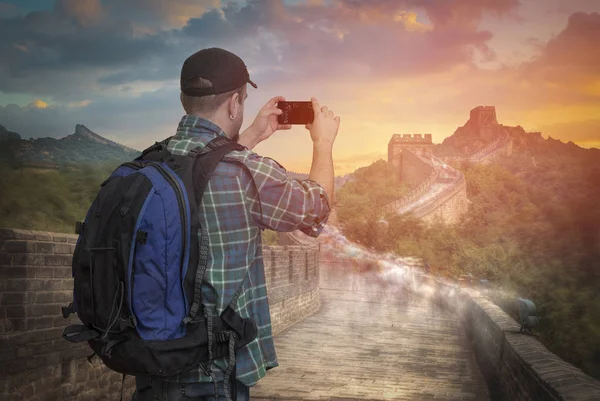 blogger shoots video on the smartphone the Great Chinese Wall.