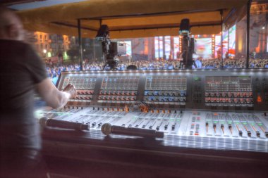 Konserdeki insanlar gösteriyi bekliyorlar.