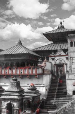 siyah ve kırmızı ve beyaz fotoğraf. Adak tapınak ve türbelerin üst üste Pashupatinath Tapınağı, Katmandu, Nepal.