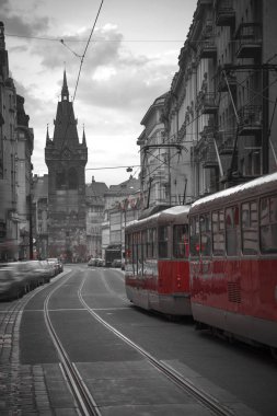 Prag güzel Eski sokaklar. Çek Cumhuriyeti. siyah ve kırmızı ve beyaz fotoğraf