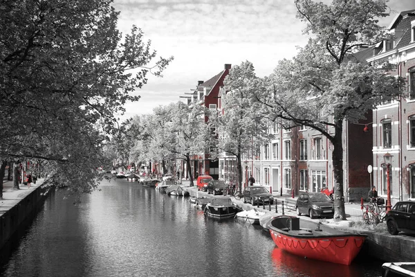Παραδοσιακά Αναπαλαιωμένα Κτίρια Στο Άμστερνταμ Κάτω Χώρες Μαύρο Και Κόκκινο — Φωτογραφία Αρχείου
