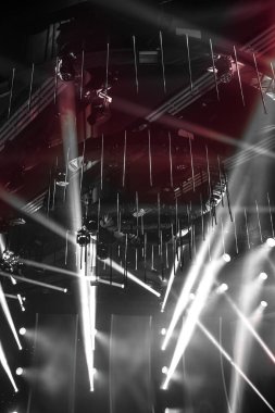 Sahne Alanı'nda ışık ışınları. bir konser için hazırlık. siyah ve beyaz fotoğraf.