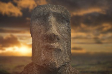 Moais Ahu Tongariki 'de (Paskalya Adası, Şili)