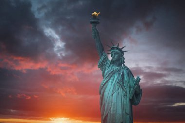 Özgürlük heykeli renkli şafak gökyüzü arka plan üzerinde