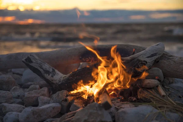 Eld Brinner Nära Havet Solnedgången — Stockfoto