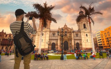 turist gezgin smartphone Şehir Lima üzerinde fotoğraf çeker. Peru.