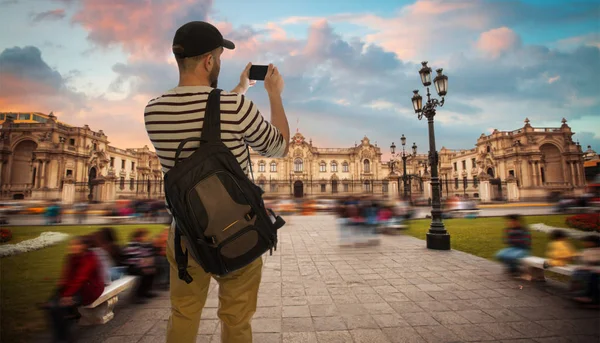turist gezgin smartphone Şehir Lima üzerinde fotoğraf çeker. Peru.