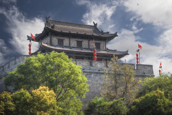 Xian şehir duvarı. Çin mimarisinin en büyük anıtı.