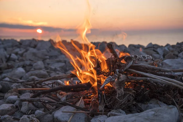 日落时分 海面上燃烧着一处大火 — 图库照片