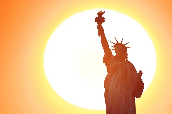 Статуя Свободы Фоне Яркого Утреннего Неба — стоковое фото