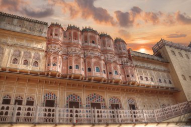 Hawa Mahal saray kompleksi, Jaipur Krishna'nın taç şeklinde pembe kumtaşı inşa Maharaja, harem olduğunu