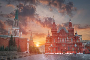 Kremlin - Moskova merkezinde, kentin ana sosyo-politik, tarihi ve sanatsal kompleksi, Rusya Federasyonu Başkanı'nın resmi konutu kalede