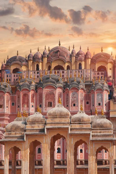 Hawa Mahal saray kompleksi, Jaipur Krishna'nın taç şeklinde pembe kumtaşı inşa Maharaja, harem olduğunu