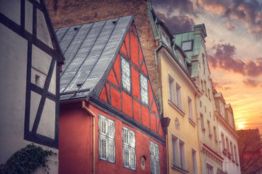 Riga caddesindeki eski evler. - Letonya. Avrupa