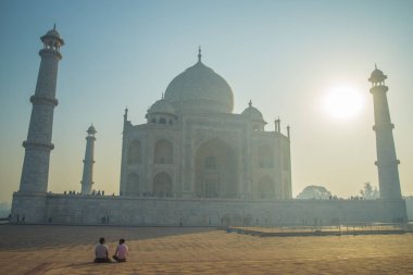 Taj Mahal. Uttar Pradesh 'in başkenti Agra' daki Yamuna Nehri 'nin güney kıyısındaki beyaz mermer mozolede..