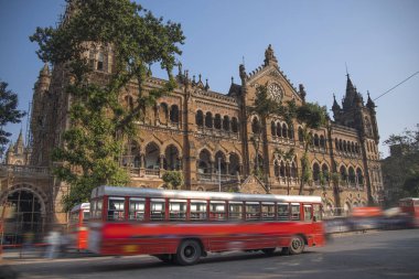 Chhatrapati Shivaji, eski Victoria Terminus. Hindistan 'ın en işlek yerlerinden biri olan Mumbai' deki tarihi bir tren istasyonu..