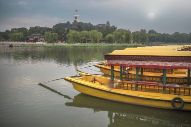 Beihai Parkı, Pekin 'deki Yasak Şehir' in kuzeybatısında bir imparatorluk bahçesidir..