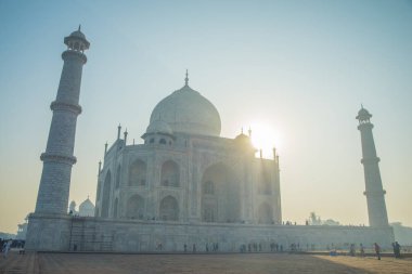 Taj Mahal. Uttar Pradesh 'in başkenti Agra' daki Yamuna Nehri 'nin güney kıyısındaki beyaz mermer mozolede..