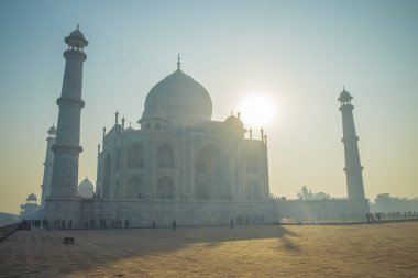 Taj Mahal. Uttar Pradesh 'in başkenti Agra' daki Yamuna Nehri 'nin güney kıyısındaki beyaz mermer mozolede..