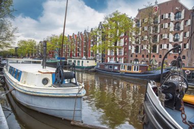 Hollanda, Amsterdam 'da geleneksel eski binalar