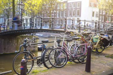 Hollanda, Amsterdam 'da geleneksel eski binalar