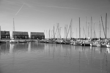 siyah ve beyaz fotoğraf. Geleneksel evlerde Holland şehir Volendam, Hollanda