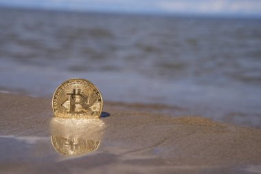 Bitcoin kum denize karşı sahilde