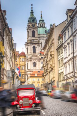 Prag 'ın güzel eski caddeleri. Çek Cumhuriyeti
