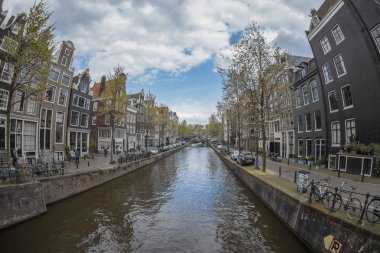 Amsterdam - 14 Mayıs: Amsterdam caddeleri. 14 Mayıs 2018 Hollanda'nın Amsterdam, gün batımında