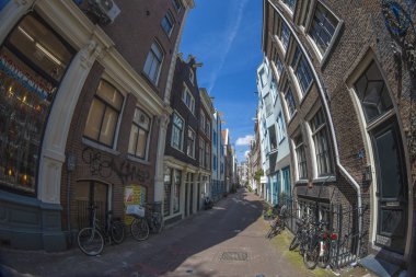 Amsterdam - 14 Mayıs: Amsterdam caddeleri. 14 Mayıs 2018 Hollanda'nın Amsterdam, gün batımında