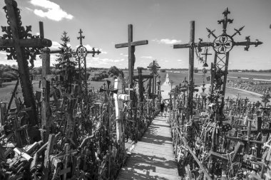 Siauliai, Litvanya - 15 Ağustos 2018 - tepe çarpılar Litvanya bir ünlü hac yer.